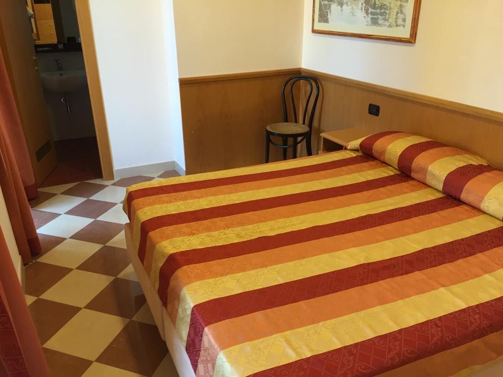 Hotel Fiorella Senigallia Kamer foto