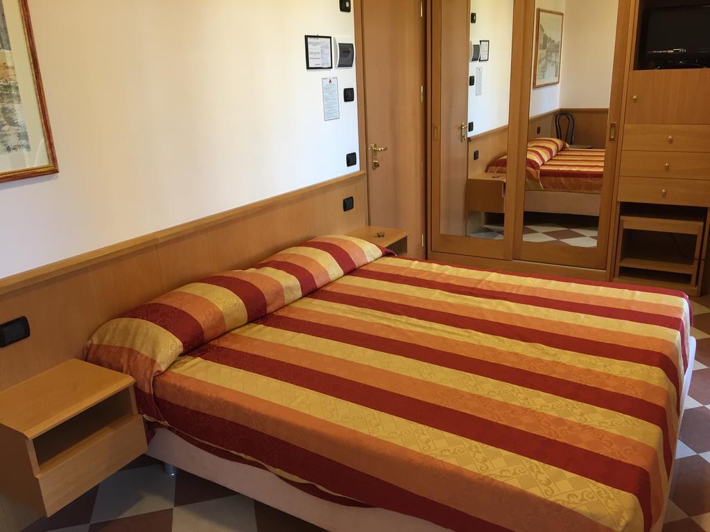 Hotel Fiorella Senigallia Kamer foto
