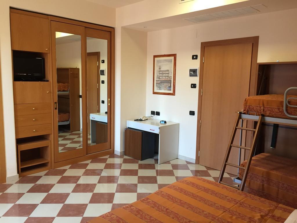 Hotel Fiorella Senigallia Kamer foto